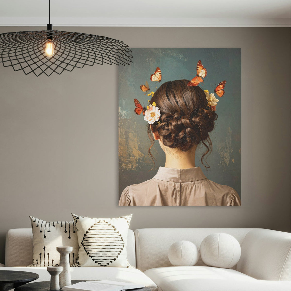 Breng rust en warmte in uw interieur met dit stijlvolle schilderij van een vrouw van achteren, omringd door bloemen en vlinders. De zachte kleuren, verfijnde details en romantische uitstraling zorgen voor een serene en dromerige sfeer in iedere ruimte. Het kunstwerk straalt elegantie en rust uit en past perfect binnen een modern, landelijk of klassiek interieur.