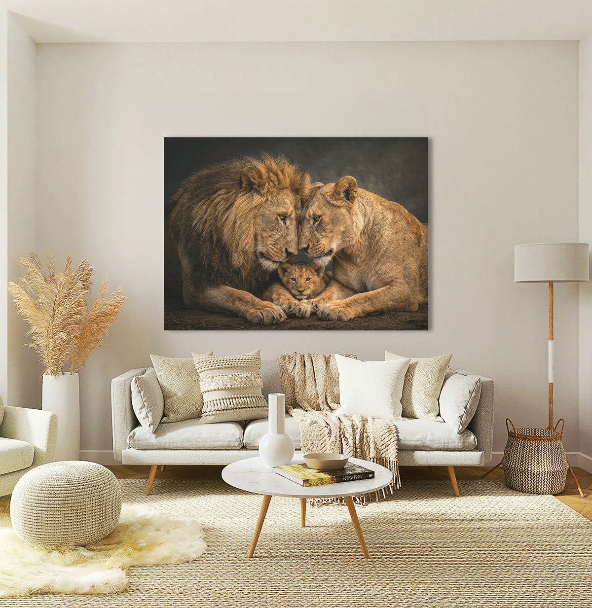 Leeuw schilderij van een liefdevolle leeuwenfamilie met welp. Verkrijgbaar als 1, 2, 3 of 4-delige canvas wanddecoratie voor een warme en krachtige uitstraling in huis.