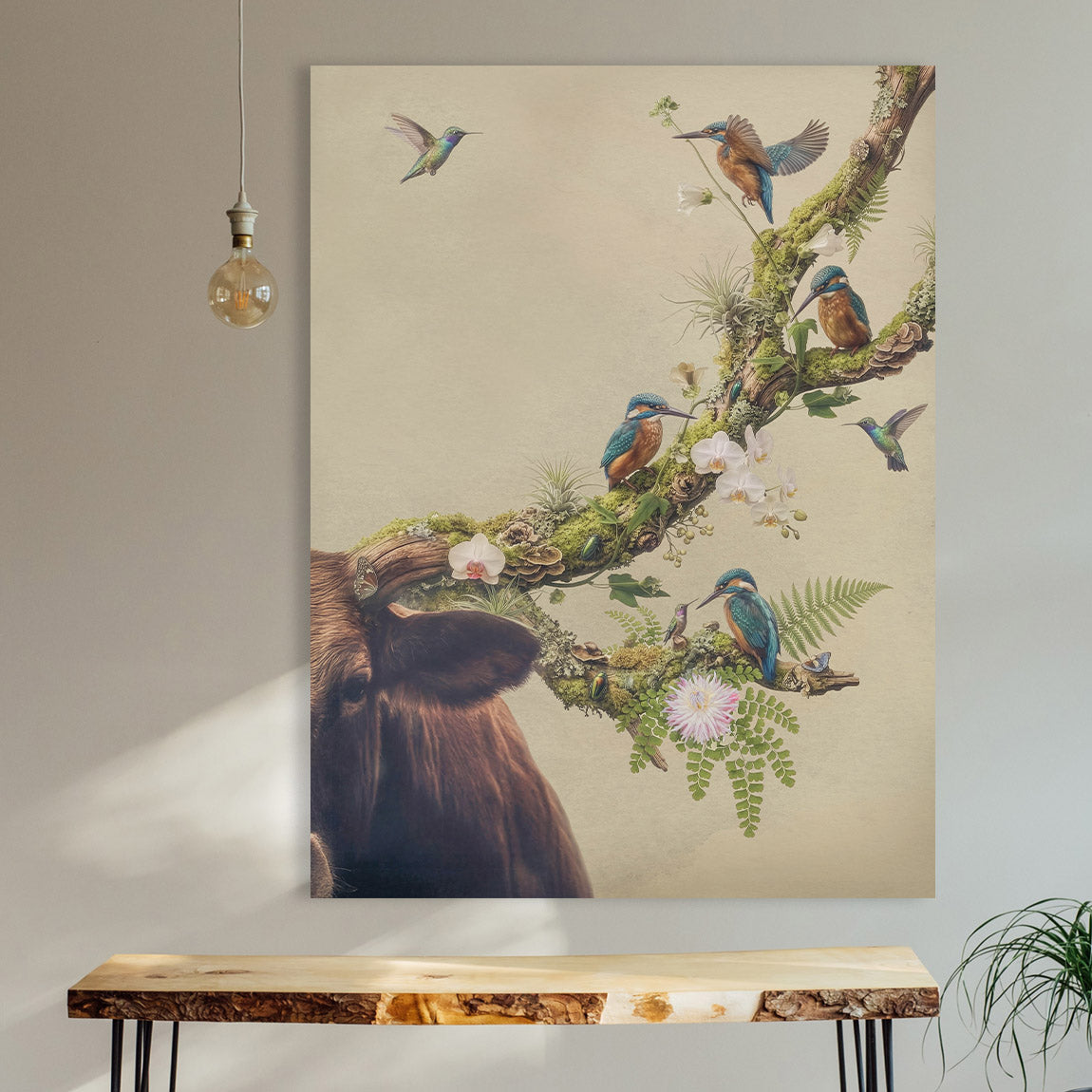 Dit schilderij toont een betoverende natuurcompositie waarin een met mos begroeide tak als een sierlijk gewei uit een hert lijkt te groeien. Op de tak zitten kleurrijke ijsvogels en zweven kleine kolibries tussen orchideeën, varens en andere delicate bloemen. De zachte achtergrond en verfijnde details geven het geheel een rustige, dromerige sfeer, waarin natuur en fantasie harmonieus samenkomen.