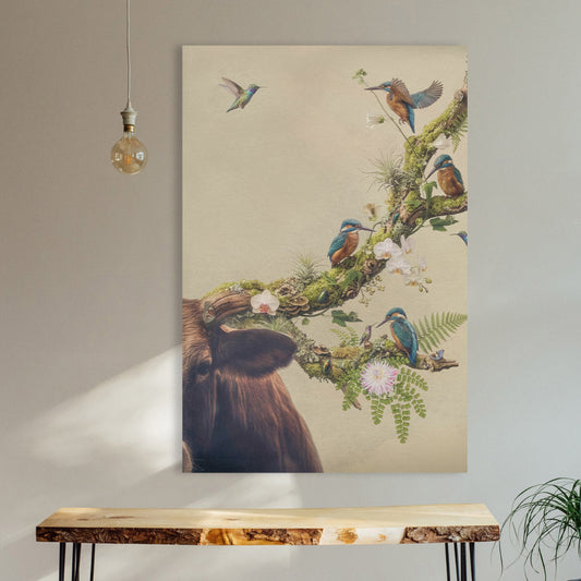 Birds 3 60x90 cm - Dit schilderij toont een betoverende natuurcompositie waarin een met mos begroeide tak als een sierlijk gewei uit een hert lijkt te groeien. Op de tak zitten kleurrijke ijsvogels en zweven kleine kolibries tussen orchideeën, varens en andere delicate bloemen. De zachte achtergrond en verfijnde details geven het geheel een rustige, dromerige sfeer, waarin natuur en fantasie harmonieus samenkomen.