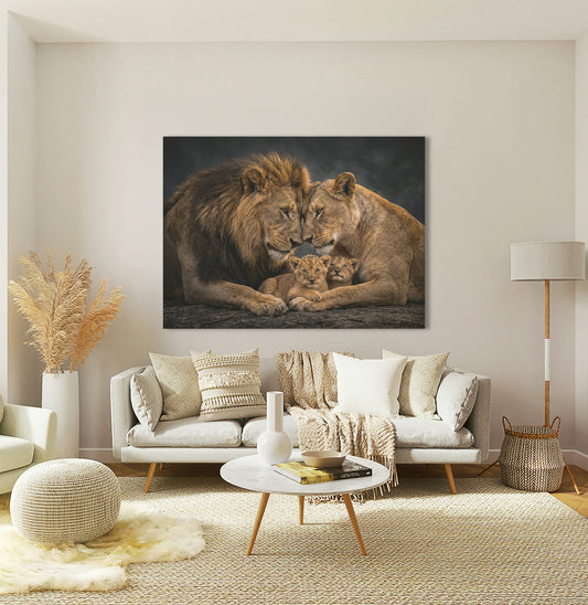 Leeuw schilderij van een liefdevolle leeuwenfamilie met welp. Verkrijgbaar als 1, 2, 3 of 4-delige canvas wanddecoratie voor een warme en krachtige uitstraling in huis.