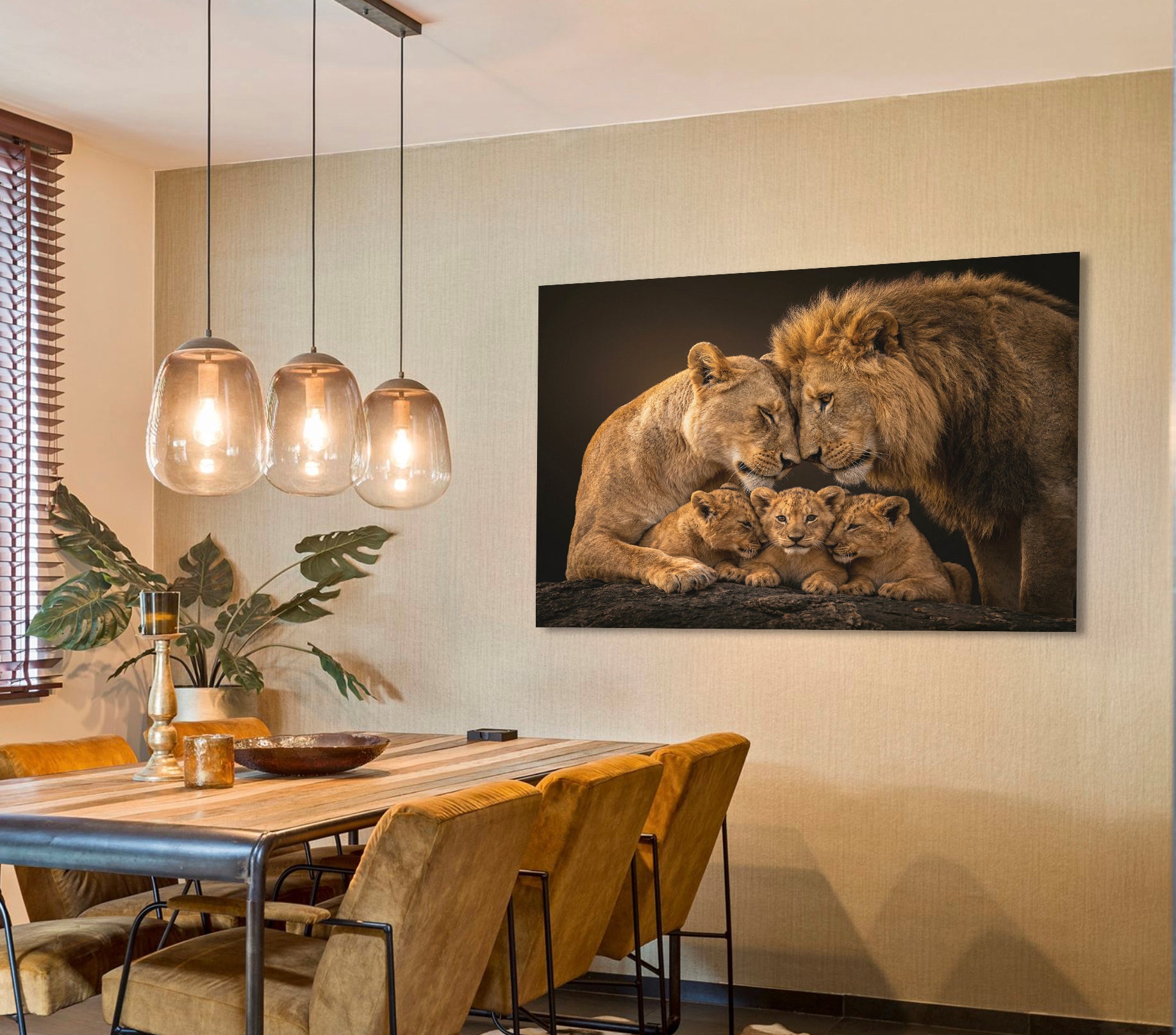 Leeuw schilderij van een liefdevolle leeuwenfamilie met welp. Verkrijgbaar als 1, 2, 3 of 4-delige canvas wanddecoratie voor een warme en krachtige uitstraling in huis.