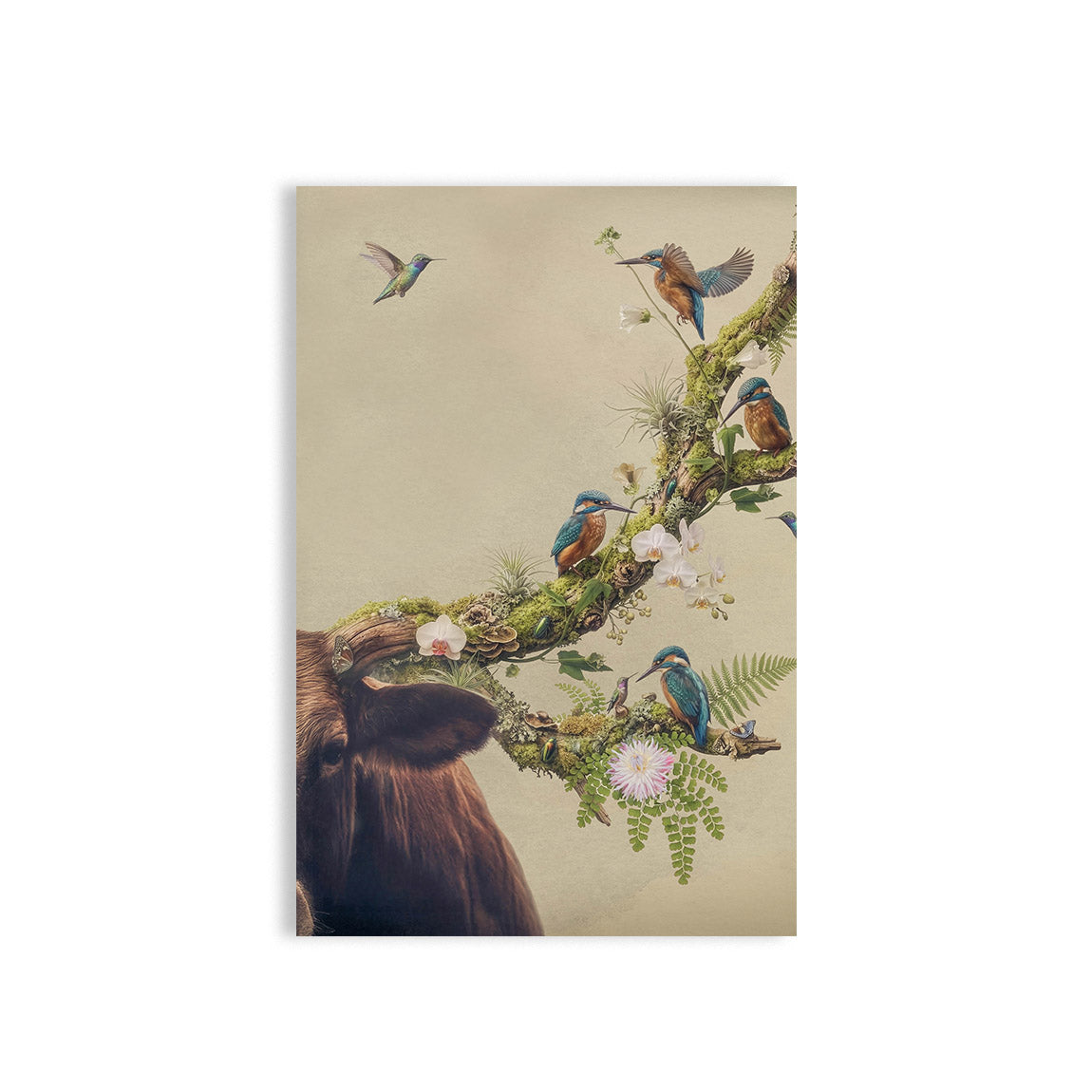 Dit schilderij toont een betoverende natuurcompositie waarin een met mos begroeide tak als een sierlijk gewei uit een hert lijkt te groeien. Op de tak zitten kleurrijke ijsvogels en zweven kleine kolibries tussen orchideeën, varens en andere delicate bloemen. De zachte achtergrond en verfijnde details geven het geheel een rustige, dromerige sfeer, waarin natuur en fantasie harmonieus samenkomen.