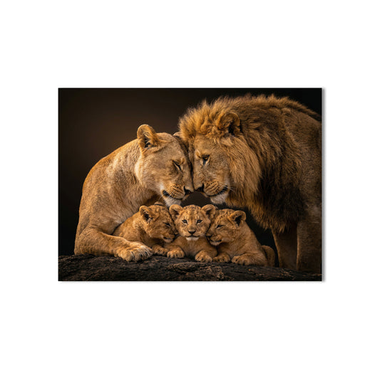 Leeuw schilderij van een liefdevolle leeuwenfamilie met welp. Verkrijgbaar als 1, 2, 3 of 4-delige canvas wanddecoratie voor een warme en krachtige uitstraling in huis.