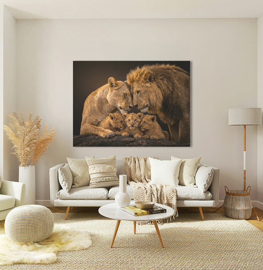 Leeuw schilderij van een liefdevolle leeuwenfamilie met welp. Verkrijgbaar als 1, 2, 3 of 4-delige canvas wanddecoratie voor een warme en krachtige uitstraling in huis.