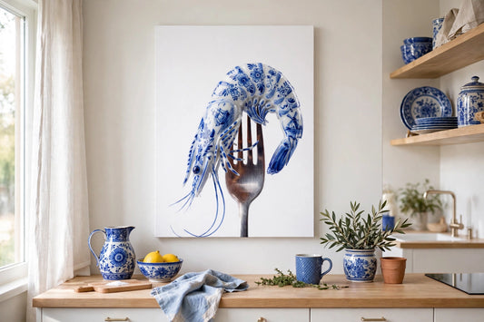 Poster Garnaal - Delfts Blauw, garnaal op een vork, in een keuken met Delfts blauw servies