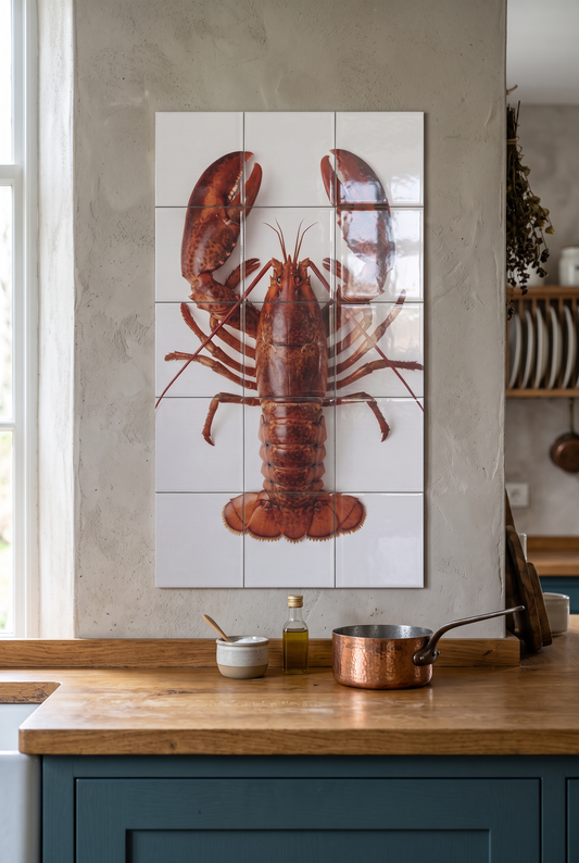 Tegeltableau Rode Kreeft met rode kreeft aan de muur in een keuken