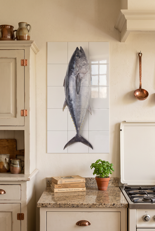 Tegeltableau Tonijn met hele tonijn aan de muur in een keuken