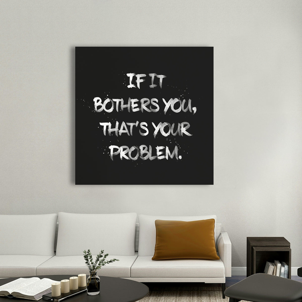 Tekstposter Bold & Brutal No1 Black in een woonkamer