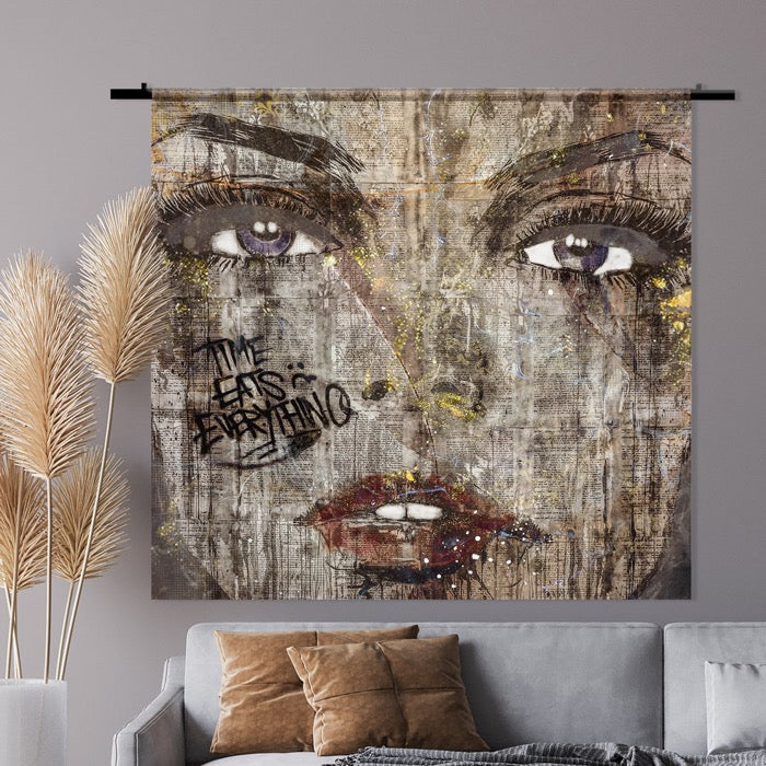 Wandkleed Graffiti Woman – vrouwenportret met graffiti in beige tinten