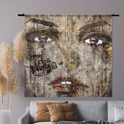 Wandkleed Graffiti Woman – vrouwenportret met graffiti in beige tinten