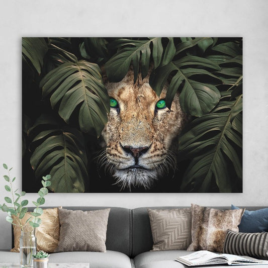 Poster Lioness Leafs op canvas: close-up van een leeuwin tussen bladeren