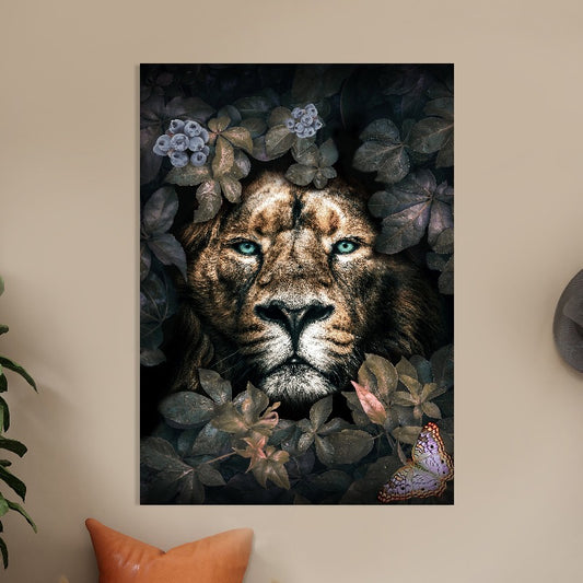 Schilderij Autumn Lion, leeuw tussen bladeren, in een interieur