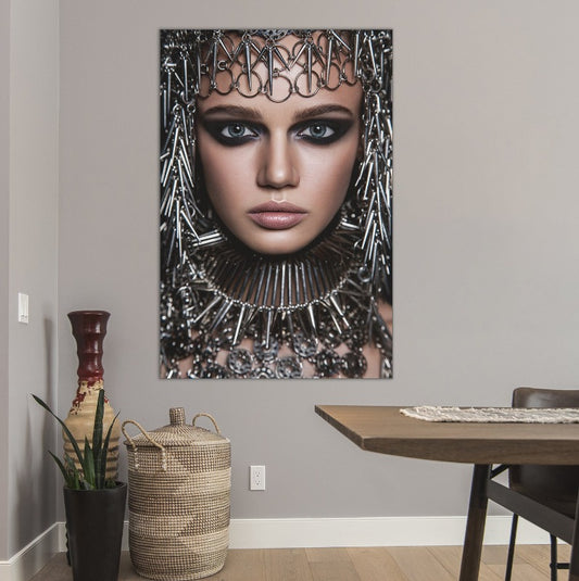 Poster Iron Woman – vrouw met metalen hoofdtooi in donkere tinten