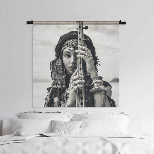 Wandkleed Boho Woman boven een bed, zwart-wit portret van een vrouw met sieraden en een snaarinstrument